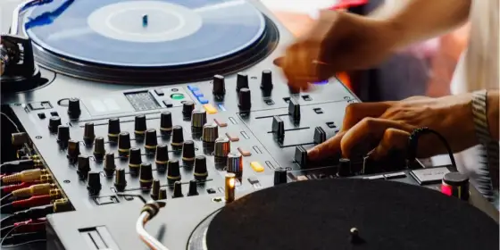 Na czym gra DJ? Sprzęt na start i budżet dla początkujących